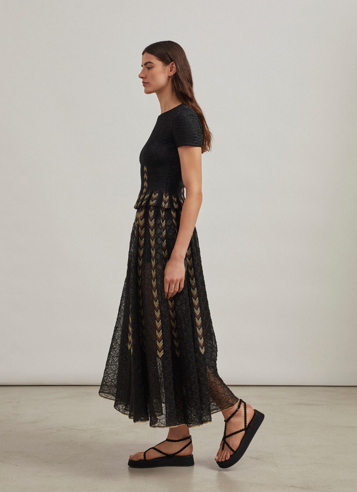 Short-sleeved raffia sweater
 ALAÏA BLACK/GOLD SHORT-SLEEVED RAFFIA SWEATER